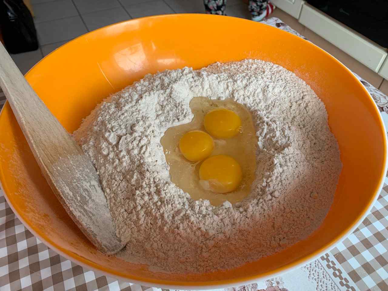 Pelmeni Teig selber machen aus Mehl und Eiern