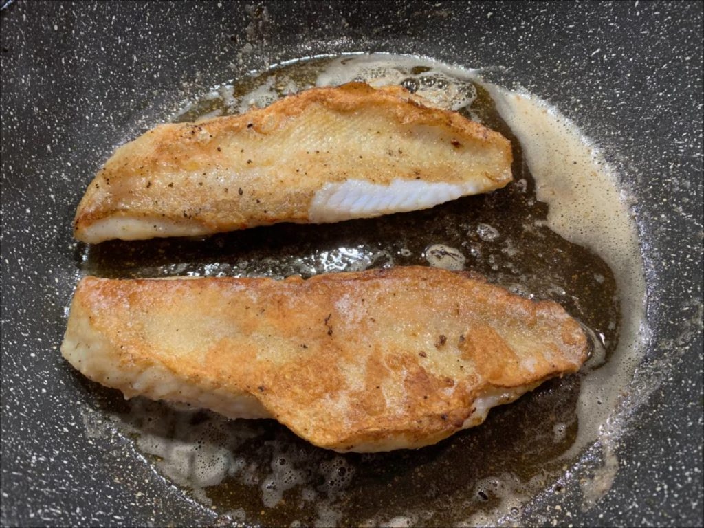 Rotbarschfilet in Butter &amp; Mehl braten - Low Carb / Keto