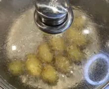 Drillinge im Wasser kochen - ca. 20 Minuten