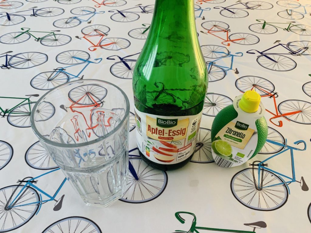 Apfelessig mit Zitrone und Wasser