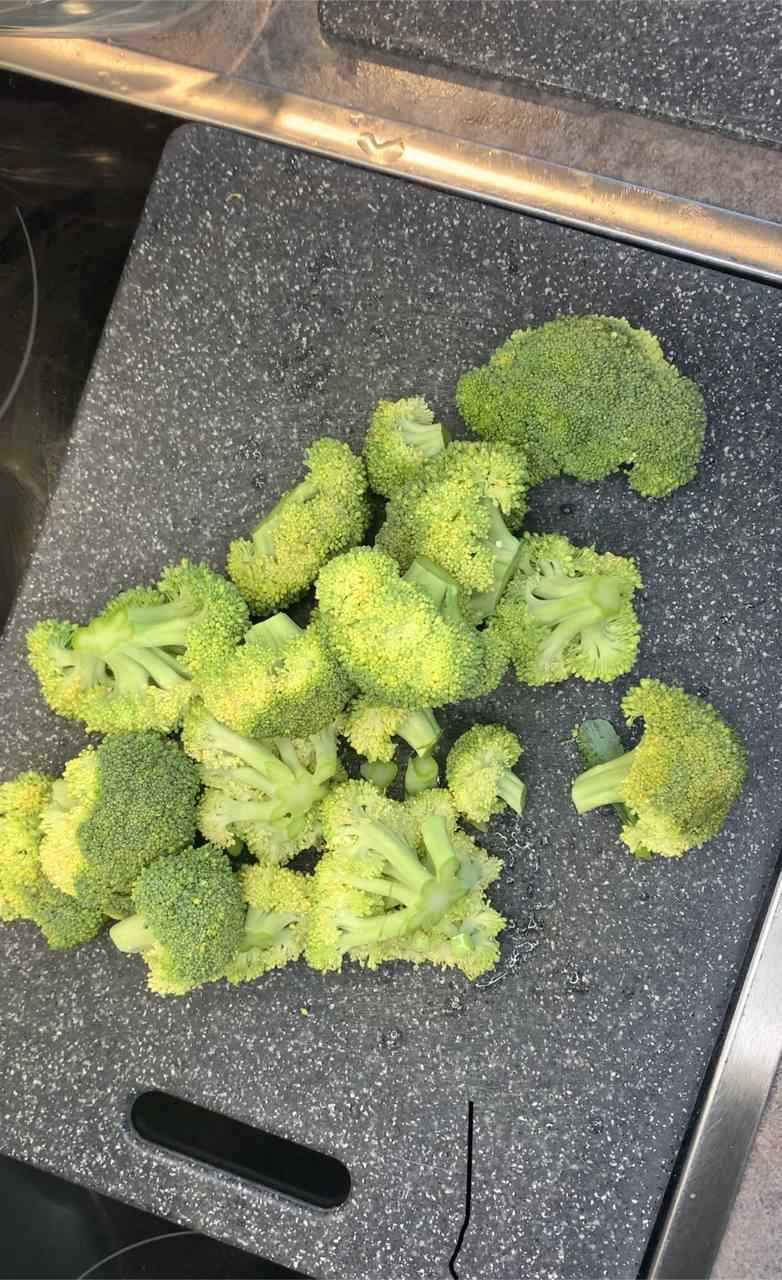 Brokkoli schneiden