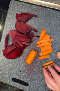 Karotten und rote Bete in Pommesstücke schneiden