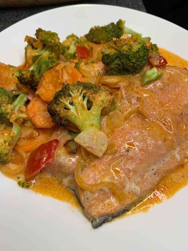 Lachs mit Gemüse in Sahne im Ofen gegart (Keto/Low Carb)