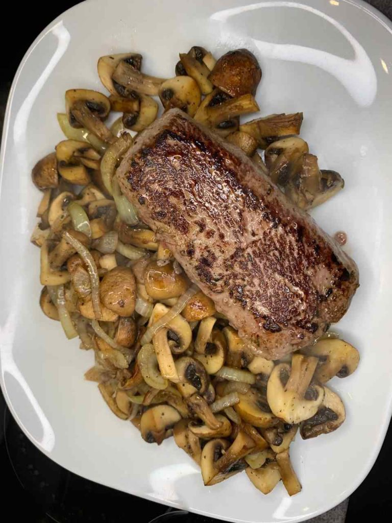 Nordsee-Lammrücken mit gebratenen Champignons