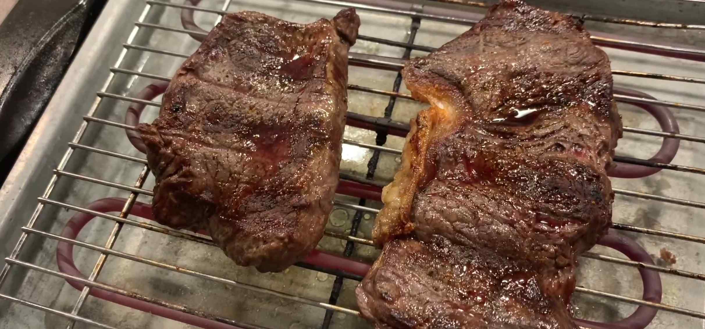 Steaks auf dem Elektrogrill nach 10 Minuten wenden