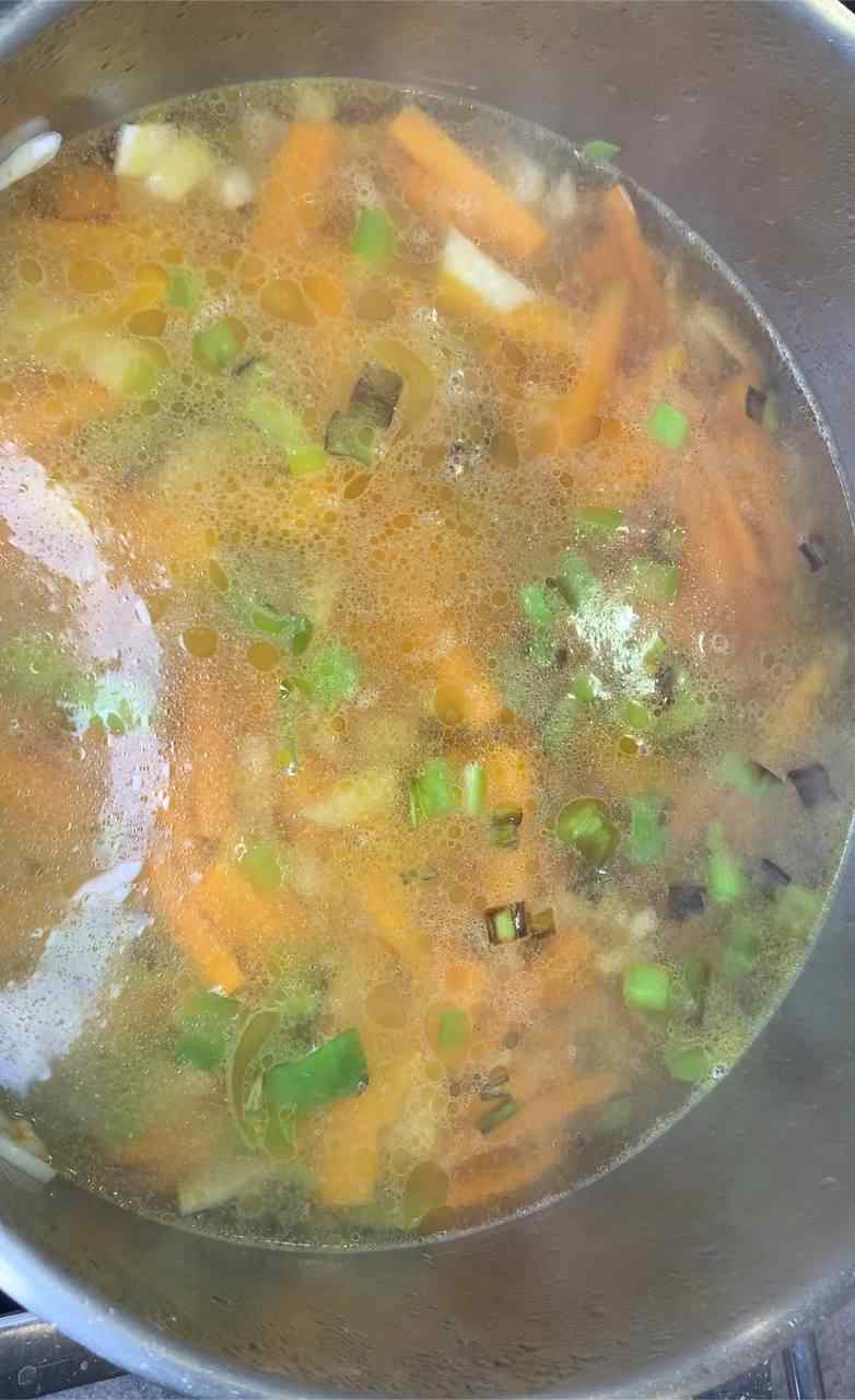 Suppengemüse mit Brühe ablöschen