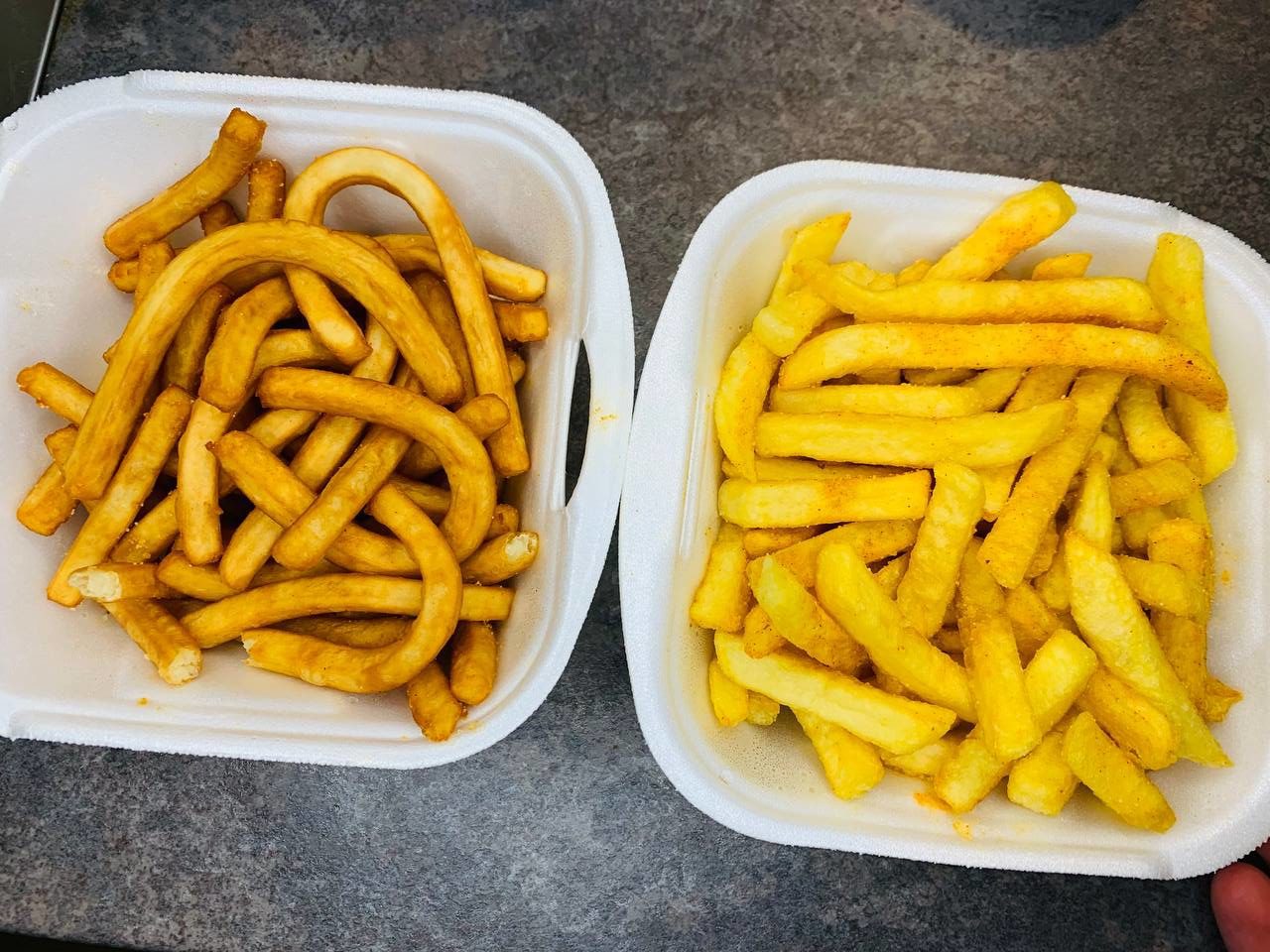Diner Fries (links) im Vergleich zu normalen Pommes (rechts)