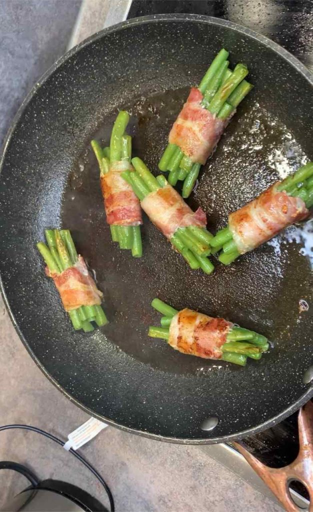 Grüne Bohnen im Speckmantel &amp; Rotweinsauce