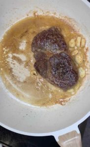 Ribeye Steak mit Butter und Knoblauch