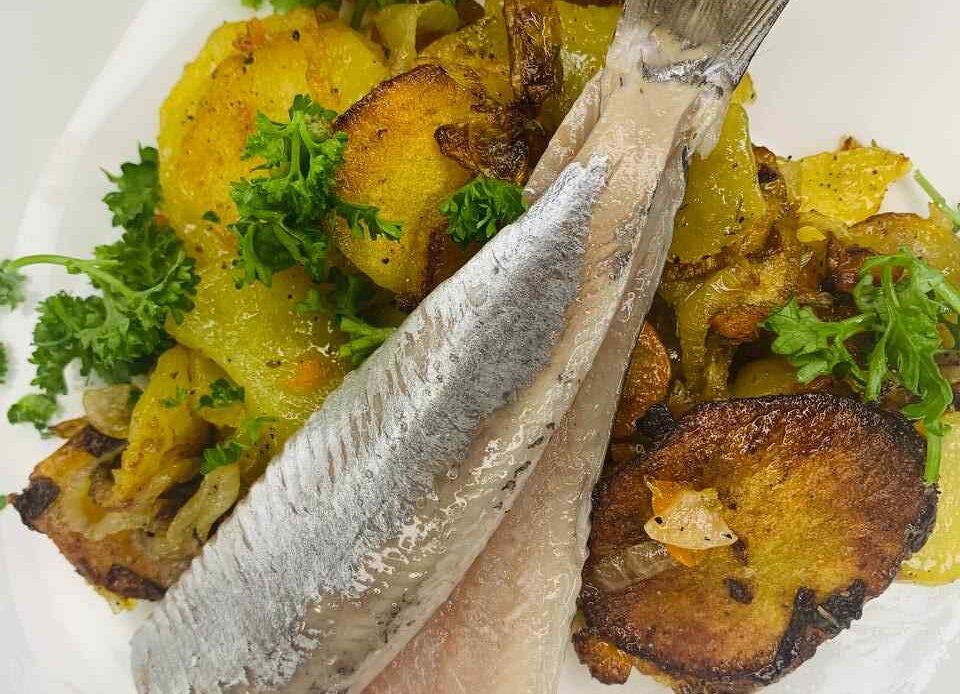 Bratkartoffeln mit Möhren, Zwiebeln, Knoblauch &amp; Matjes