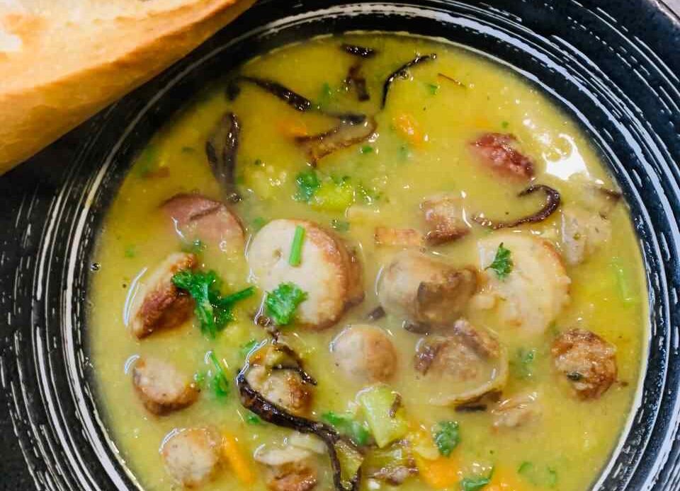 Erbsensuppe mit gebratener Bratwurst & Gemüse Erbsensuppe mit gebratener Bratwurst & Gemüse