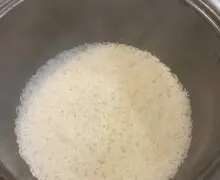Fertig gekochter Basmatireis im Reiskocher