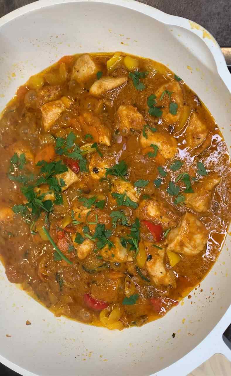Indisches Chicken Tikka Masala fertig gegart mit Petersilie oben drauf