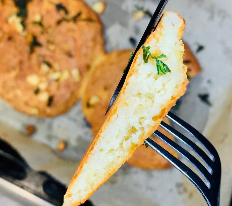 Keto Naan-Brot aus Mandelmehl mit Knoblauchbutter