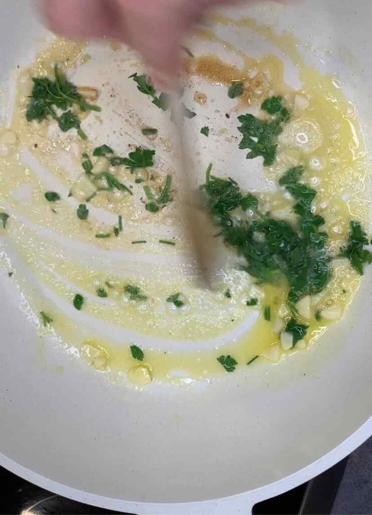 Keto Naan-Brot aus Mandelmehl mit Knoblauchbutter