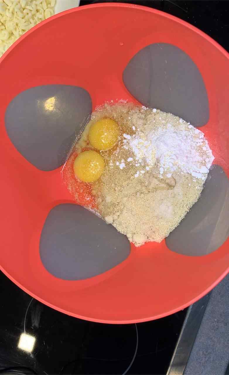 Mandelmehl mit Backpulver, Salz und Eiern