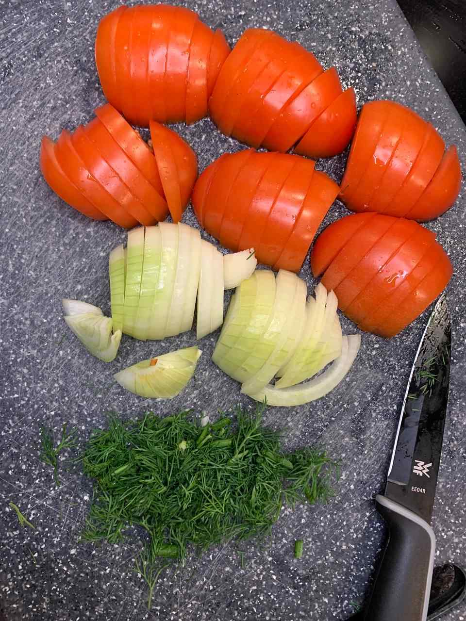 Tomaten, Zwiebel & Dill geschnitten