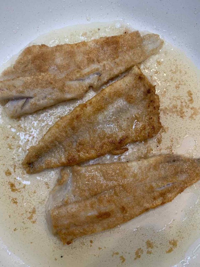 Alaska Seelachs in Mehl gebraten