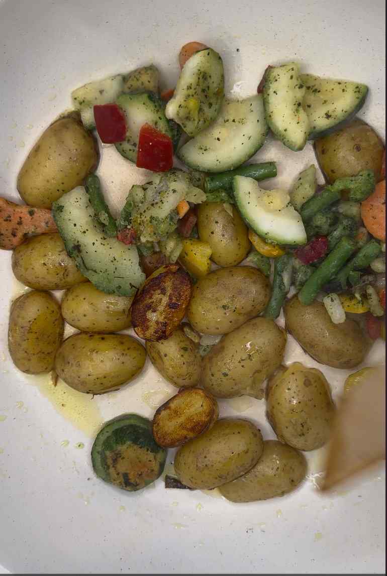 Gemüse zu den angebratenen Kartoffeln hinzufügen