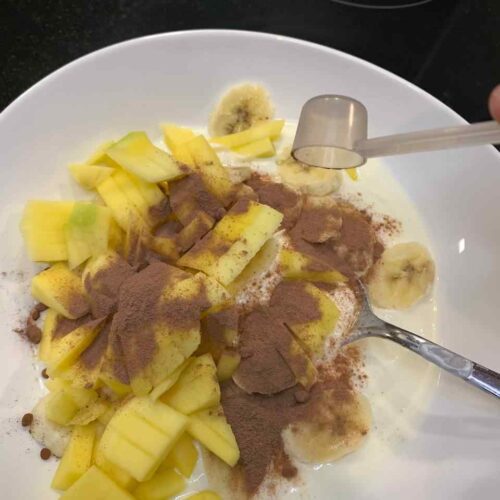 Mango, Banane & Flavor zum Joghurt hinzufügen
