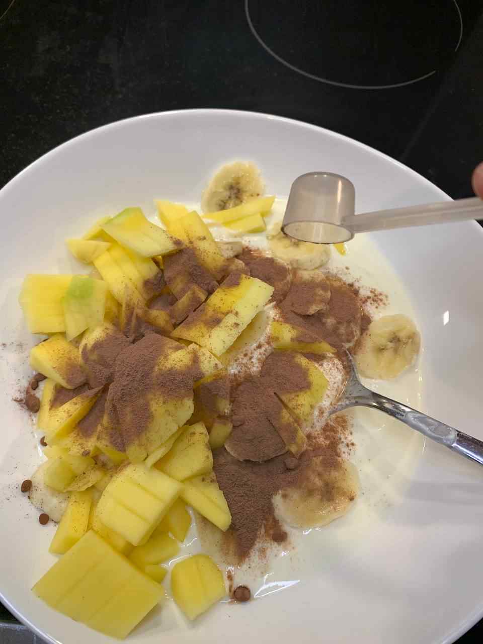 Mango, Banane & Flavor zum Joghurt hinzufügen