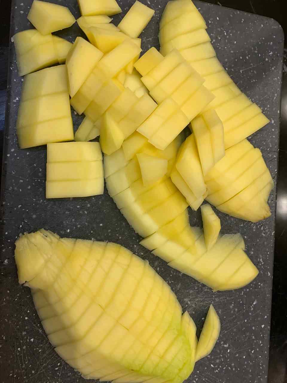 Mango in kleine Stücke schneiden