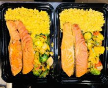 Meal Prep Box mit Lachs, italienischem Gemüse und Quinoa