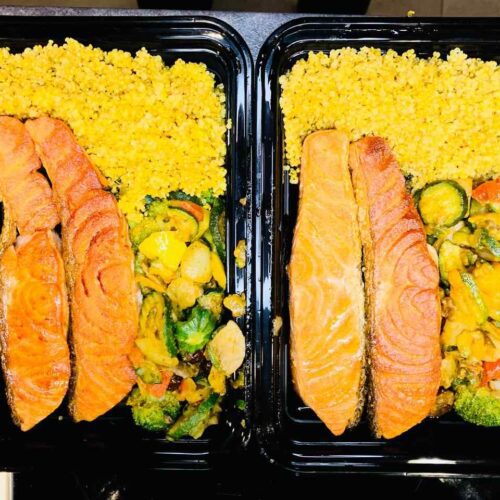 Meal Prep Box mit Lachs, italienischem Gemüse und Quinoa