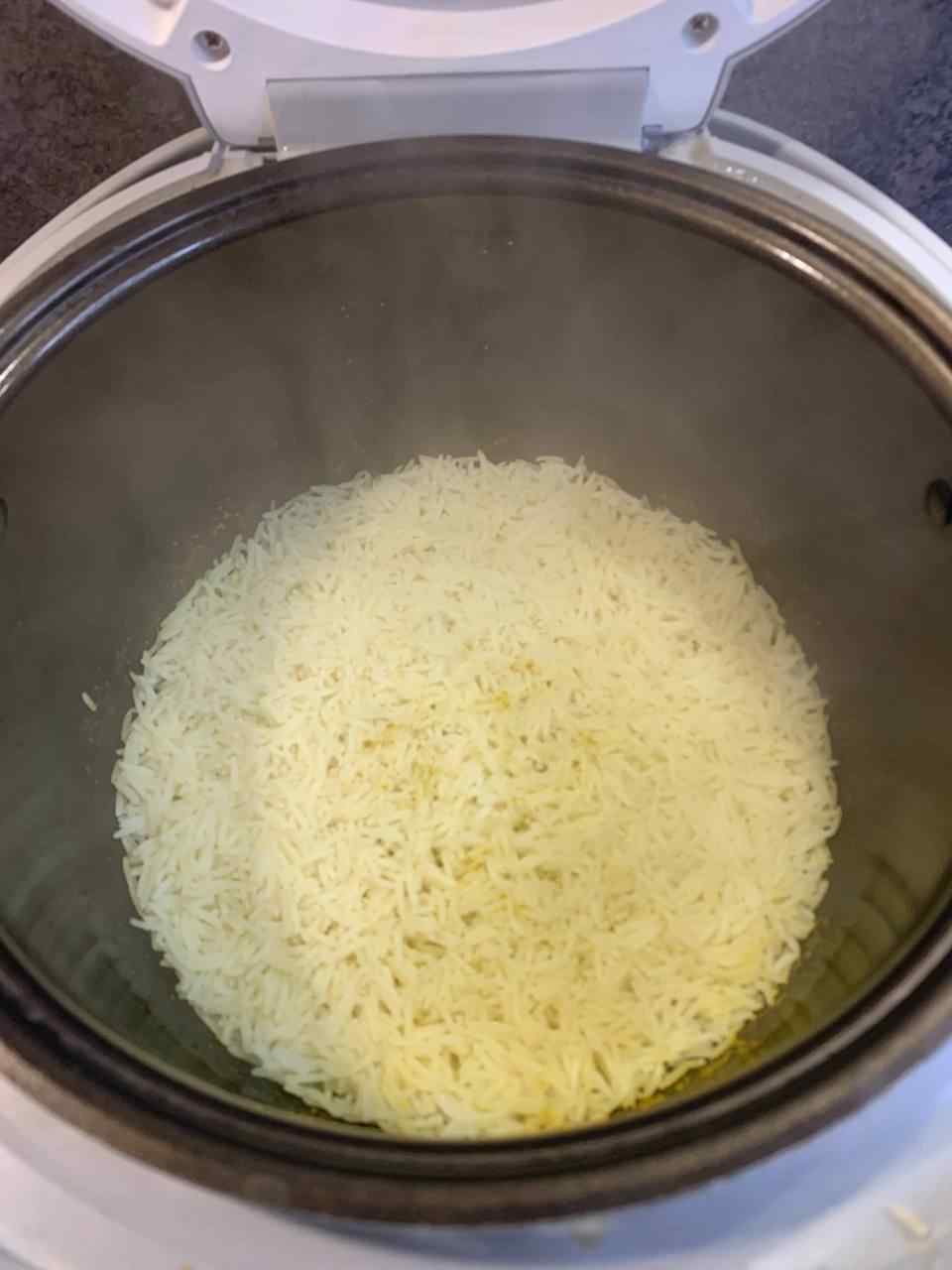 Reis im Reiskocher gekocht