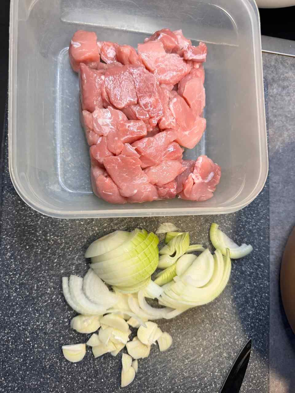 Schweinegulasch-Fleisch mit geschnittenen Zwiebeln