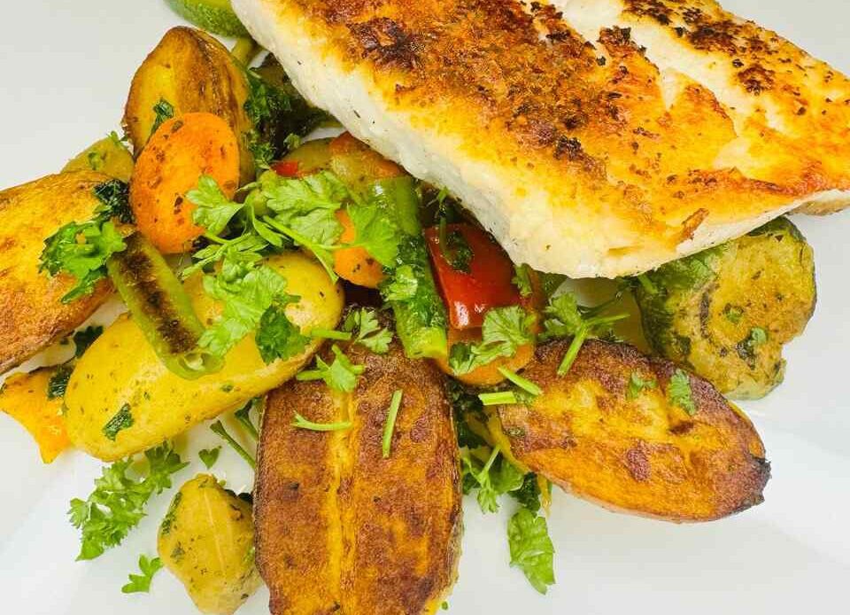 Seelachs mit gebratenen Kartoffeln und Gemüse