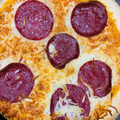 Fertige knusprige Salami Pizza nach 15 Minuten 200 Grad bei Umluft