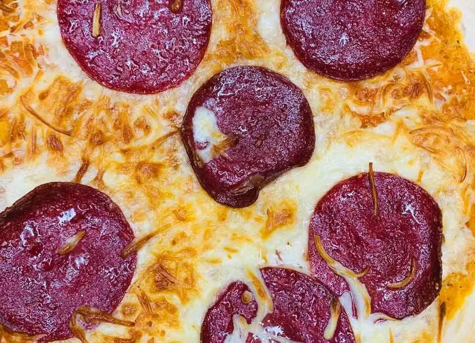 Fertige knusprige Salami Pizza nach 15 Minuten 200 Grad bei Umluft