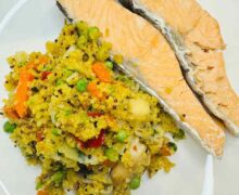 Gedämpfter Lachs mit Gemüse-Reis