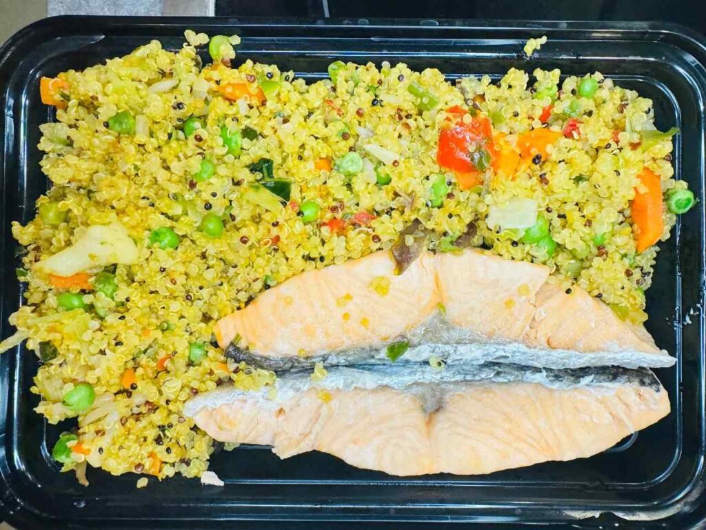 Gedämpfter Lachs mit Gemüse-Quinoa