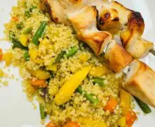 Hähnchenspieße fertig gegrillt mit Quinoa und Gemüse
