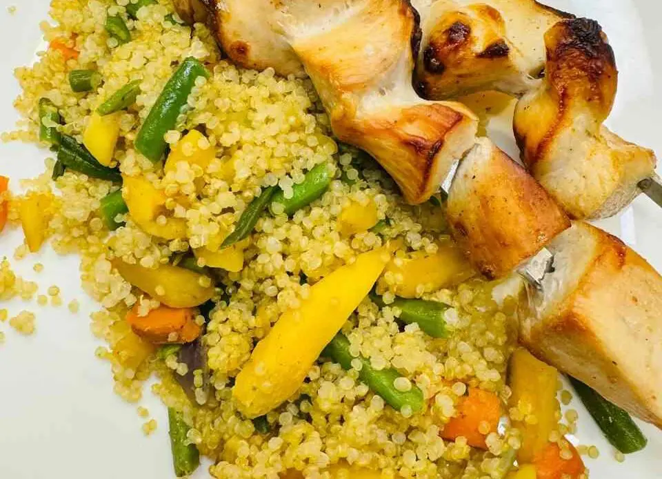 Hähnchenspieße grillen mit Quinoa &amp; Gemüse