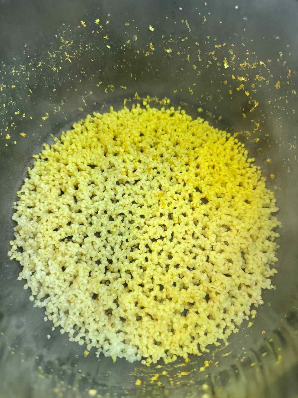Nach ca. 45 Minuten sind die Perlgraupen im Reiskocher fertig und sehen so aus
