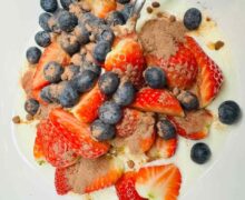 Naturjoghurt mit Erdbeeren und Blaubeeren und Chunky Flavor