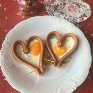 Wiener Wurst Herzen mit Spiegelei zum Valentinstag