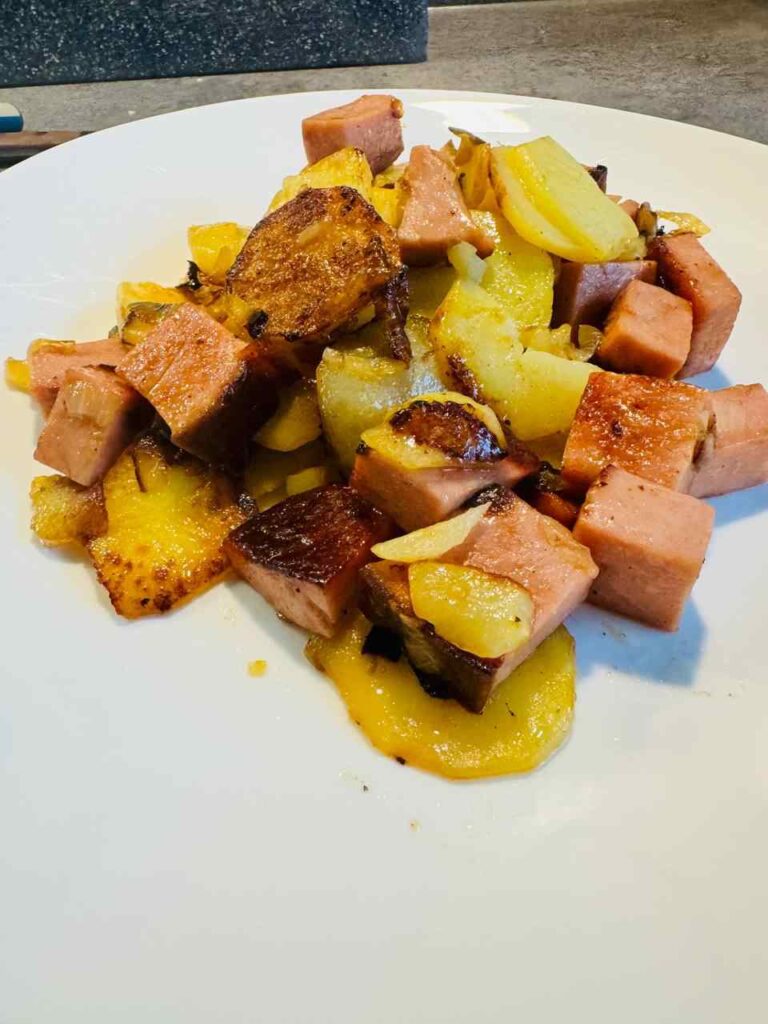 Bratkartoffeln mit Zwiebeln &amp; Leberkäse