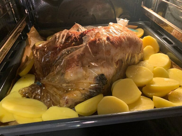 Ente in Mayonnaise mit Kartoffeln im Ofen