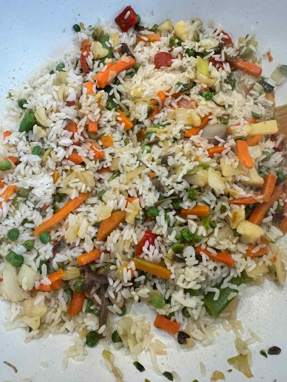 Gemüse mit dem Reis vermischen
