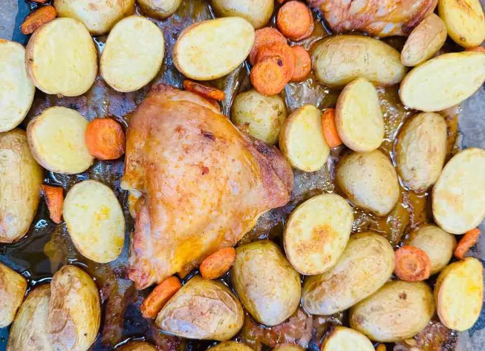 Hähnchenteile mit Kartoffeln &amp; Möhren im Ofen