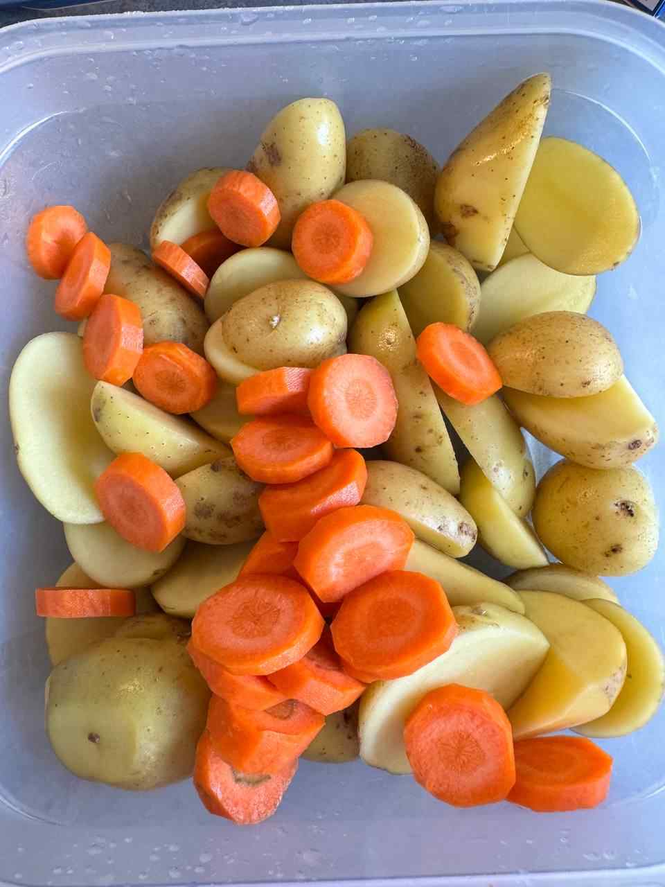 Vorbereitung der Kartoffeln und Möhren