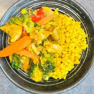 Gelbes Thai Curry mit Gemüse und Gerste